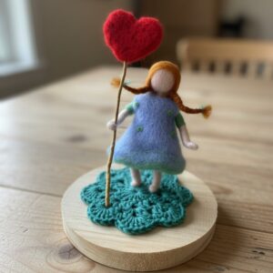 Mini Boneca em Feltragem - A Mensageira do Amor