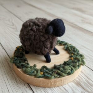 Mini Ovelha em Lã Feltrada - A Mascote do Ateliê
