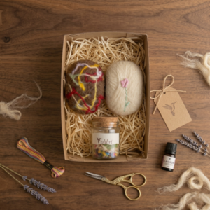 Kit Aconchego Natural: Sabonetes Feltrados e Vela de Cera de Abelha